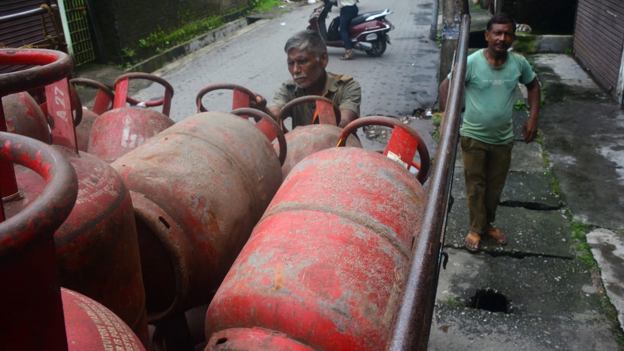 नेहमी बर्नरच्या आकारानुसार भांडी निवडा. लहान भांड्यासाठी मोठा बर्नर वापरल्यास ज्वाळा भांड्याच्या बाहेर जातात. त्यामुळे गॅस वाया जातो. शक्यतो पसरट भांड्यांचा वापर करा, ज्यामुळे उष्णता समान प्रमाणात लागते.