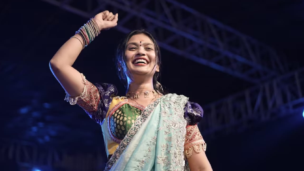 शेवटी काय, आपलीच आहे ती! गौतमीचं हे संयमी आणि आत्मविश्वासाने भरलेलं उत्तर चाहत्यांना विशेष भावलं असून सोशल मीडियावर तिचं कौतुक केलं जात आहे.