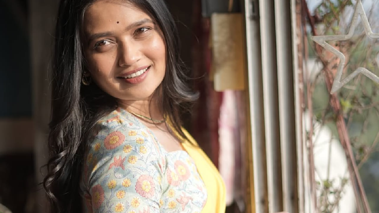 गाण्यातील दोघांची केमिस्ट्री, आकर्षक लोकेशन्स आणि हटके स्टाइल चाहत्यांना विशेष भावली आहे. गाण्याच्या निमित्ताने ओंकार आणि गौतमी यांनी एक खास फोटोशूटही केलं आहे. 