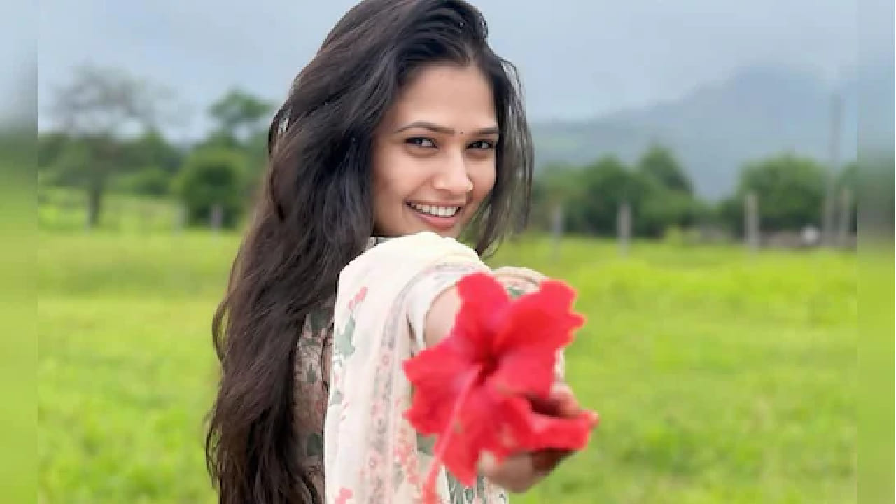 अलीकडेच एका मराठी पॉडकास्टमध्ये गौतमी पाटील सहभागी झाली होती. यावेळी तिला थेट प्रश्न विचारण्यात आला की, 'आम्ही ऐकलंय की राधा पाटीलचं तुझ्यावर खूप प्रेम आहे?' यावर गौतमीने हसत पण अत्यंत शांतपणे उत्तर दिलं. ती म्हणाली, 'हो, खूपच जास्त प्रेम आहे तिचं माझ्यावर! असू दे… चांगली गोष्ट आहे.