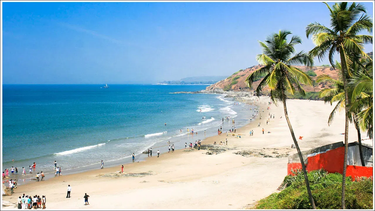 स्वस्त प्रवास: जर तुम्ही ऑफ-सीझनमध्ये (पावसाळ्यात किंवा हिवाळ्याच्या सुरुवातीला) गेलात तर तुम्ही अगदी कमी खर्चात गोवा फिरू शकता. तसेच येथे विविध प्रकारचे मद्यही उपलब्ध आहे. 