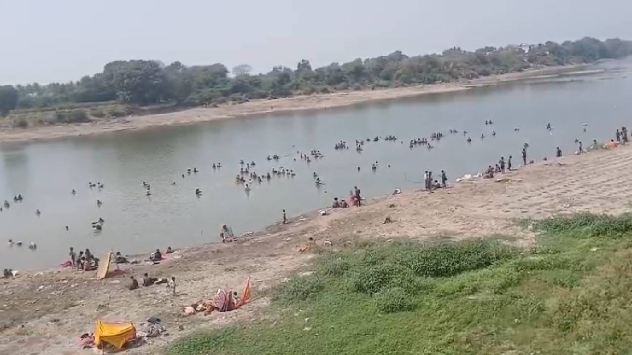 पैठण येथे होणाऱ्या नाथषष्ठी सोहळ्यासाठी गोदावरी नदीपात्रातून पाणी सोडण्याचे व पात्र रिकामे करण्याचे काम प्रशासनाकडून वेगाने सुरू आहे. लाखो वारकऱ्यांच्या सोयीसाठी आणि सुरक्षिततेसाठी जायकवाडी धरणातून नदीपात्रातील पाणी कमी केले जात आहे.