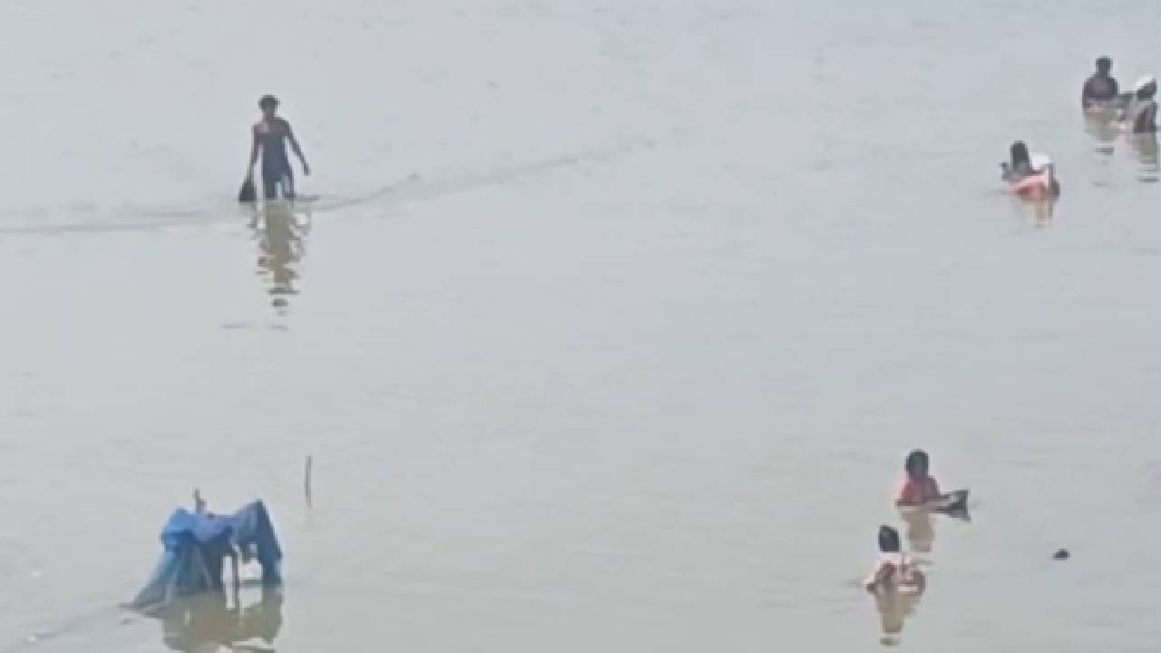 यामुळे भाविकांना नाथांच्या पालखीचे सुलभ दर्शन घेता येणार आहे. त्यासाठी हे काम वेगाने सुरू आहे. मात्र गोदावरी पात्रातील पाणी कमी होताच नागरिकांची प्रचंड गर्दी झाल्याचं पहायला मिळालं. अनेक नागरिक गोदावरी पात्रात उतरले ते गंगार्पण केलेली नाणी आणि सोन्या-चांदीच्या वस्तू शोधण्यासाठी. एवढंच नव्हे तर दशक्रिया घाट परिसरात महिला, पुरुषांसह अगदी लहान मुलंही नदीपात्रात उतरून वस्तू धुंडाळताना दिसली.