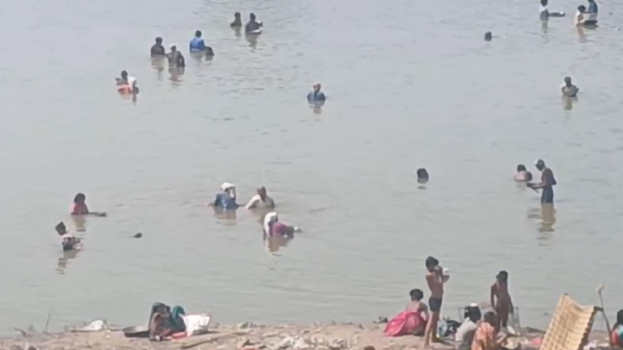 पाणी कमी झाल्याने हा गाळ उघडा पडला असून त्यामध्ये सोनं सापडलं का? याच शोधासाठी नागरिक मोठ्या संख्येने नदीत उतरल्याचे चित्र सध्या पैठणमध्ये पाहायला मिळत आहे. त्यात मोठ्यंसह लहान मुलांनाही कामाला लावल्याचं दिसलं.
