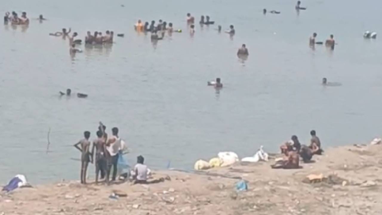 नाथ मंदिर पैठण परिसराच्या मागील दशक्रिया घाटावर वर्षभर मोठ्या प्रमाणात अंत्यविधी होतात. स्थानिक श्रद्धेनुसार, विधी दरम्यान अर्पण केलेल्या सोन्या-चांदीच्या वस्तू किंवा दागिने अस्थींसोबत नदीत विसर्जित केले जातात.