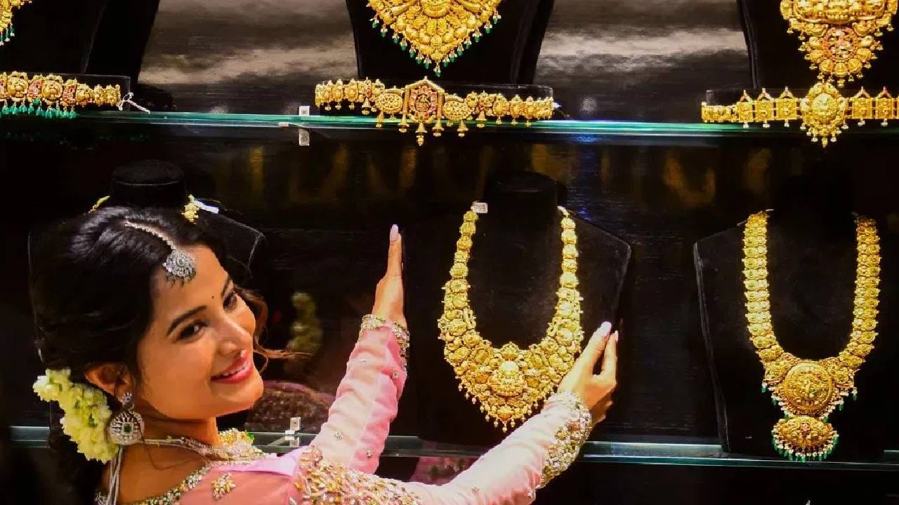 जळगावच्या सराफ बाजारात सोन्याचे दर जीएसटीसह 1 लाख 54 हजार 500 रुपयांवर तर चांदीचे दर 2 लाख 67 हजार 800 रुपयांवर पोहोचले आहेत. गेल्या तीन दिवसात सोन्या आणि चांदीच्या दरात मोठी घसरण झाली होती. आज मात्र हे दर पुन्हा वाढले आहेत.