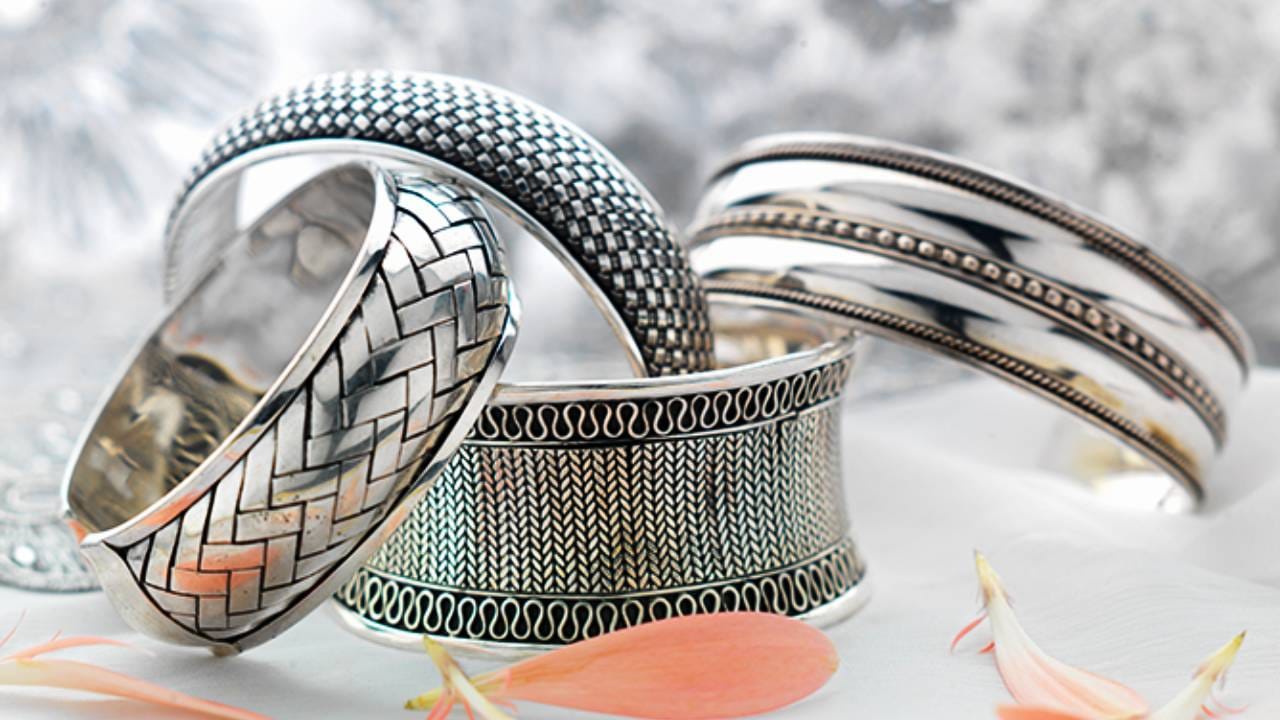 भाव घसरताच गुंतवणूकदारांनी मोठ्या प्रमाणात खरेदी सुरू केली. मागणी वाढल्याने किंमती पुन्हा वाढल्या. चांदी वायदे बाजारात 2.48 लाख रुपये प्रति किलोवर पोहचली. पण बाजारातील तज्ज्ञांनी धोक्याचा इशारा दिला आहे. चांदीच्या किंमती त्याच्या उच्चांकावरून 75 टक्के आपटतील अशी शक्यता वर्तवली आहे.