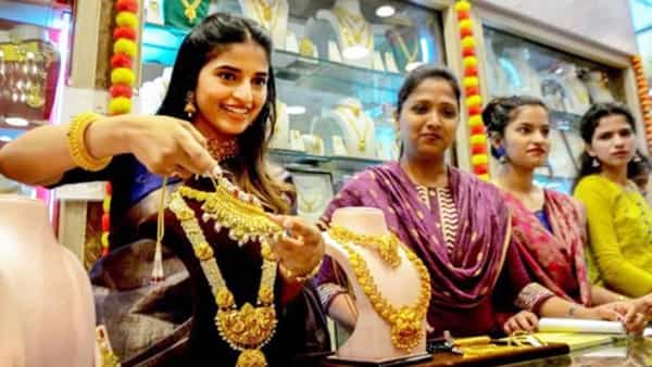 Jalgaon Sarafa Market Gold And Silver Price: भारत आणि अमेरिकेतील संबंध झपाट्यानं सुधारत आहेत. अमेरिकेकडून तेल आणि नैसर्गिक वायूसोहतच मौल्यवान धातूंच्या आयातीचा मार्ग मोकळा झाला. त्याचा भारतीय सराफा बाजारावर परिणाम दिसून येत आहे.