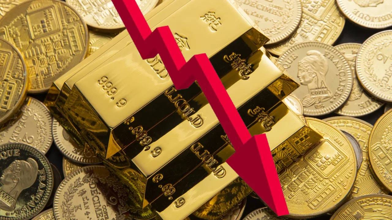 सध्या सगळीकडे लग्नाचा धुमाकूळ पाहायला मिळत आहे. त्यामुळे अनेकांचा कल हा सोने आणि चांदी खरेदी करण्यावर असतो. पण सध्याचे सोने आणि चांदीचे भाव पाहाता अनेकांना खरेदी करताना दहा वेळ विचार करावा लागतोय. जर तुम्ही देखील सोने आणि चांदी खरेदीचा विचार करत असाल तर आजचा दिवस चांगला आहे. कारण, सोने आणि चांदीच्या भावात मोठी घसरण झाली आहे.