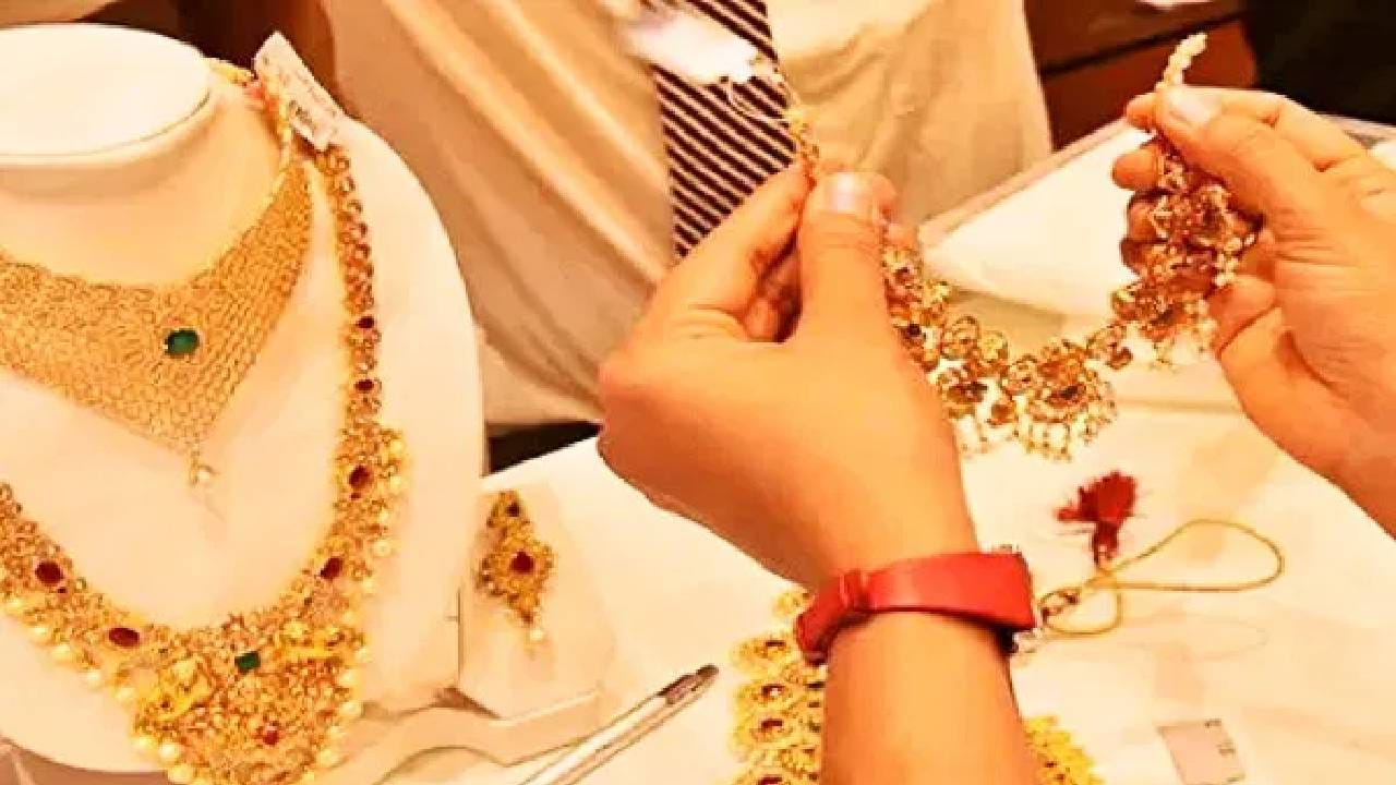 (टीप- वरच्या लेखात दिलेली माहिती ही प्राथमिक स्वरुपाची आहे. या लेखाच्या माध्यमातून गुंतवणूक करण्याचा सल्ला दिलेला नाही. कुठेही प्रत्यक्ष वा अप्रत्यक्ष गुंतवणूक करायची असेल किंवा कोणताही आर्थिक निर्णय घ्यायचा असेल तर त्या-त्या क्षेत्रातील तज्ज्ञांचा सल्ला जरूर घ्या)