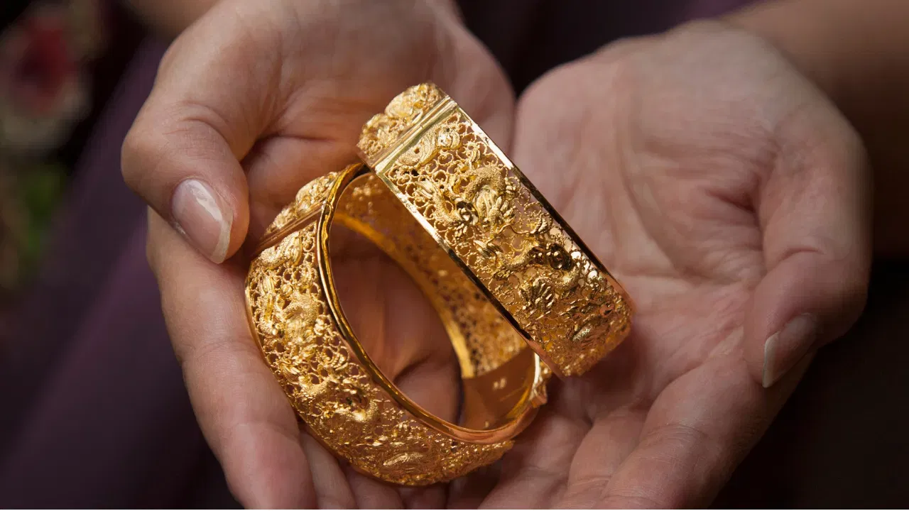 आज सोन्याचे दर जीएसटीसह 1 लाख 63 हजार 667 रुपये झाले आहेत. तर चांदीचे दर 2 लाख 95 हजार 550 रुपयावर पोहोचले आहेत. त्यामुळे आता सोने खरेदी करताना सर्वसामान्यांना दहा वेळा विचार करावा लागणार आहे. 