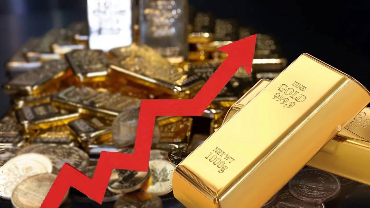 भारतीय संस्कृतीमध्ये अतिशय मौल्यवान मानला जाणारा धातू सोने हे काही दिवसांनी फक्त श्रीमंतांना खरेदी करता येणार असल्याचे चित्र आहे. कारण दिवसेंदिवस सोन्याचे वाढणारे भाव पाहून सर्वसमान्यांना ते न परवडणारे आहेत असे दिसत आहे.