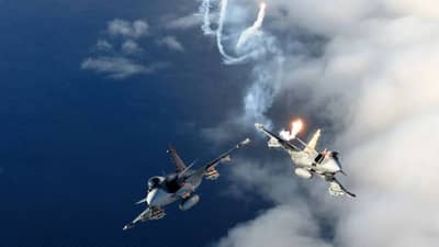 Explained : स्वीडनचं ग्रीपेन फायटर जेट 14 वर्षात आकाशात झेपावलं, मग भारताचं तेजस 33 वर्ष जमिनीवरच अडकून का पडलेलं?