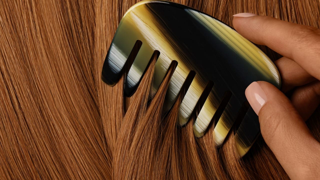 केस ओले असताना कधीही विंचरू नयेत. तसेच, लाकडी कंगवा वापरताना तो दर महिन्याला थोड्या तेलाने पुसून स्वच्छ करावा, जेणेकरून त्याचे लाकूड दीर्घकाळ टिकेल आणि केसांना अधिक फायदा मिळेल.