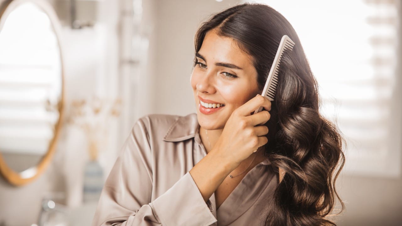 लाकडी कंगव्याचे दात टाळूवर दाब निर्माण करतात, ज्यामुळे रक्ताभिसरण प्रक्रिया वेगवान होते आणि केसांच्या मुळांना पोषण मिळते. तसेच लाकडी कंगवा केसांमधील गुंता सहज आणि मऊपणाने सोडवतो. यामुळे विंचरताना केस ओढले जात नाहीत. तसेच केस गळती कमी होते.