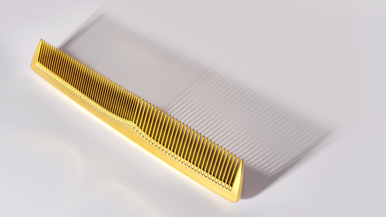 आपल्या टाळूमध्ये नैसर्गिक तेल (Sebum) तयार होत असते. लाकडी कंगवा हे तेल मुळांपासून केसांच्या टोकापर्यंत समान पद्धतीने पसरवतो, ज्यामुळे केस नैसर्गिकरित्या चमकदार दिसतात.