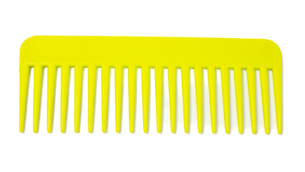 बाजारात प्लास्टिकचे रंगीबेरंगी कंगवे सहज उपलब्ध असले, तरी केसांच्या आरोग्यासाठी लाकडी कंगवा हा प्लास्टिकच्या तुलनेत कैक पटीने सरस ठरत असल्याचे आरोग्य तज्ज्ञांचे म्हणणे आहे.