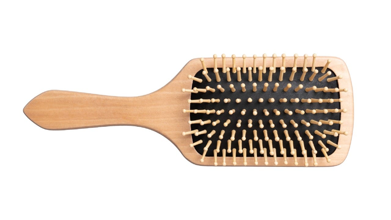 तसेच प्लास्टिक किंवा फायबरच्या कंगव्यामुळे  केसांचा गुंता वाढतो. त्यासोबतच केस तुटण्याचे प्रमाण २५ टक्क्यांनी वाढते. प्लास्टिकचे दात अनेकदा तीक्ष्ण असल्याने टाळूला इजा होण्याची शक्यता असते.