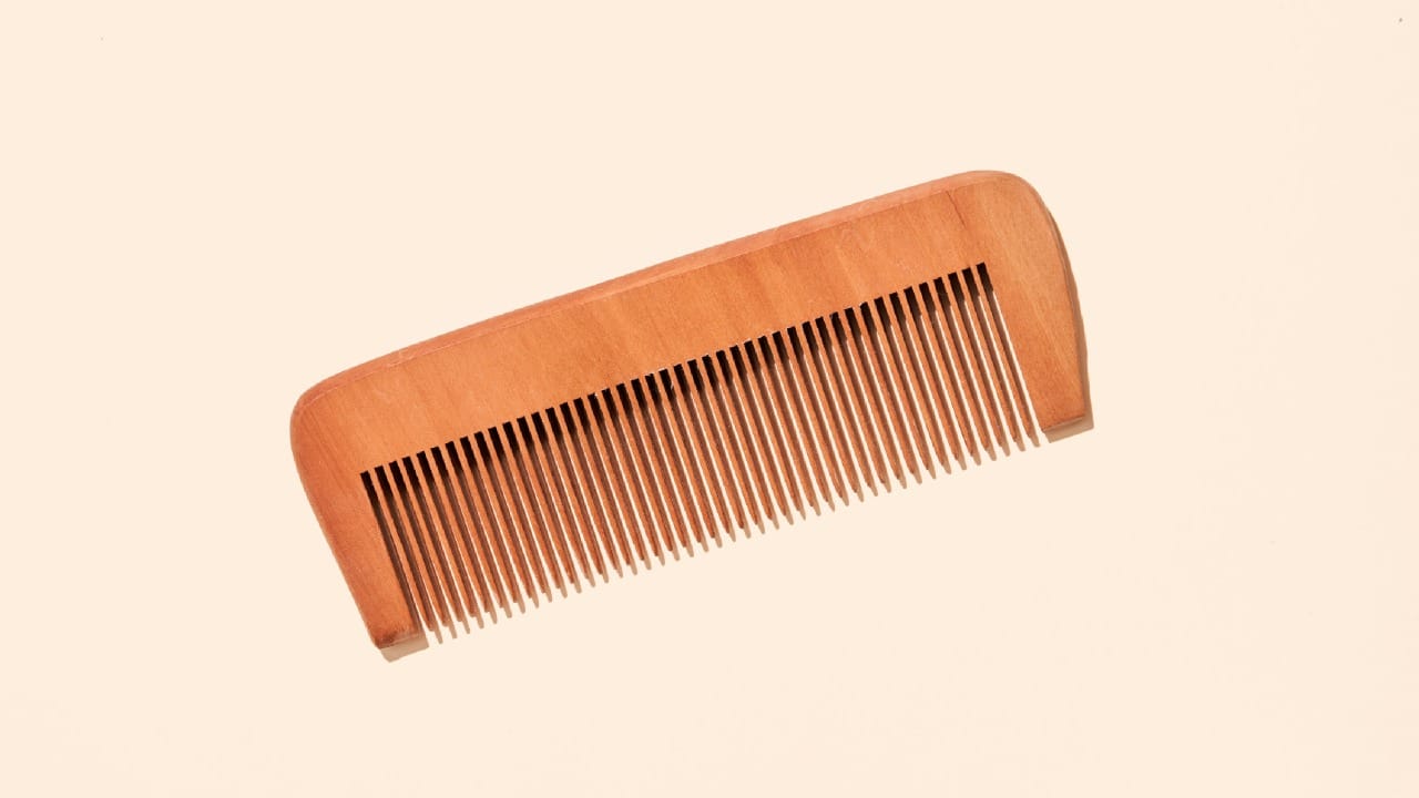 प्लास्टिक किंवा फायबरच्या कंगव्यामुळे केसांमध्ये स्टॅटिक इलेक्ट्रिसिटी (Static Electricity) निर्माण होते. यामुळे केस विंचरताना ते एकमेकांना चिकटतात किंवा उडतात.