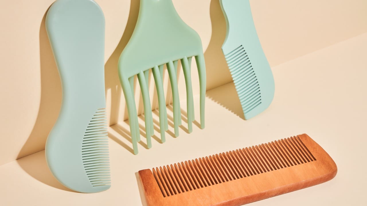 केसांच्या सौंदर्यासाठी आणि मजबुतीसाठी आपण महागडे शॅम्पू, कंडिशनर आणि हेअर मास्क वापरतो. मात्र, ज्या गोष्टीचा आपण दिवसातून किमान दोन-तीन वेळा वापर करतो, त्या कंगव्याकडे आपले अनेकदा दुर्लक्ष होते.