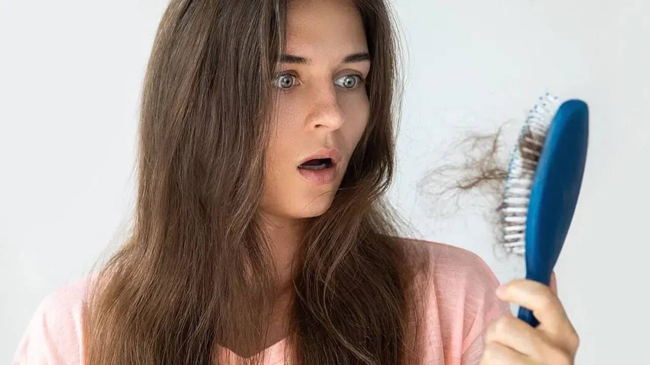 विशेष म्हणजे केस गळती रोखण्यासाठी मोहरीचे तेल अत्यंत फायदेशीर ठरते. यामध्ये असलेले जीवनसत्त्वे आणि ओमेगा-3 फॅटी अॅसिड केस गळणे कमी करतात.