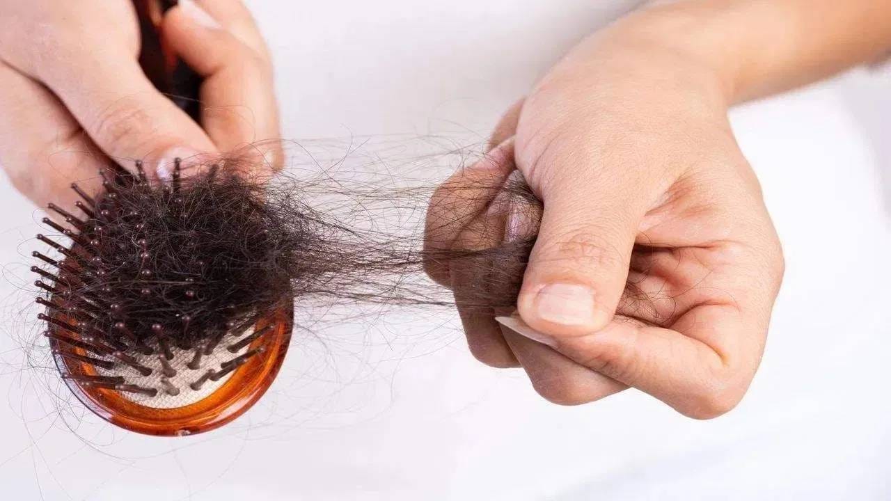  कोंडा आणि अकाली केस पांढरे होणे टाळण्यासाठी दररोज रात्री केसांना मोहरीचे तेल लावा, यामुळे केसांच्या असंख्य समस्या या दूर होण्यास मदत होते. 