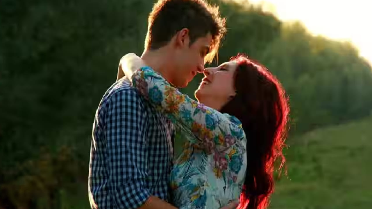 जर तुम्हालाही तुमच्या पार्टनरला वेगळ्या अंदाजात शुभेच्छा द्यायच्या असतील तर पुढील रोमँटिक ओळी नक्की ट्राय करा. 