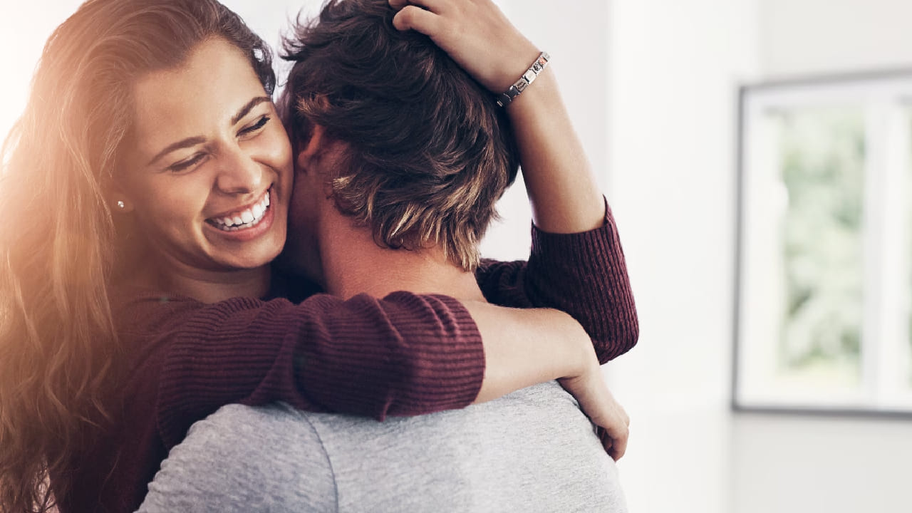 आजच्या धावपळीच्या आयुष्यात वेळ कमी असला तरी आपल्या जोडीदारासाठी हा दिवस खास बनवता येतो. फक्त मिठीच नाही तर रोमँटिक शायरीने देखील हा दिवस अधिक खास होऊ शकतो. 