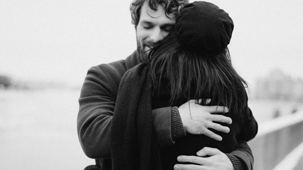 कोई कहे इससे जादू की झप्पी …कोई कहे इसे प्यार …मौका खूबसूरत है…आ गले लग जा मेरे यार...Happy Hug Day