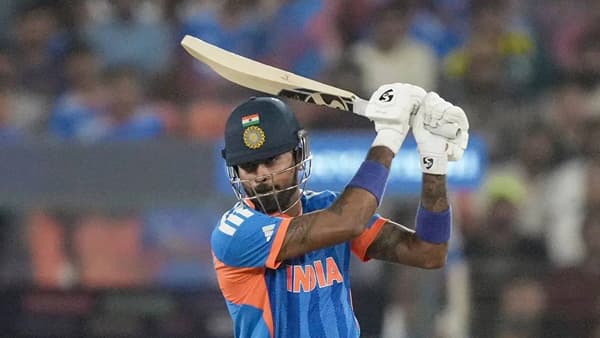 टी20 वर्ल्ड कपच्या प्रत्येक एडिशनमध्ये फॅन्सना खूप चौकार-षटकार पहायला मिळतात. 2026 च्या एडिशनमध्ये सुद्धा असच काही पहायला मिळालं. यावेळी तर 43 सामन्यातच सर्वाधिक सिक्सचा रेकॉर्ड मोडला गेलाय. ही टुर्नामेंट इतिहासतील पहिली एडिशन बनलीय जिथे 520 पेक्षा जास्त सिक्स मारण्यात आले आहेत. (PHOTO CREDIT- PTI)