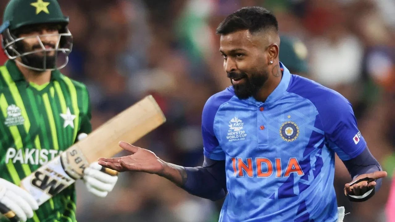 हार्दिक पंड्या टीम इंडियाकडून पाकिस्तान विरुद्ध टी 20i वर्ल्ड कप स्पर्धेत सर्वाधिक विकेट्स घेणारा गोलंदाज आहे. हार्दिकने 9 सामन्यांमध्ये 15 विकेट्स मिळवल्या आहेत. त्यामुळे हार्दिक पाकिस्तान विरुद्ध कशी बॉलिंग करतो आणि किती विकेट मिळवतो? हे पाहणं महत्त्वाचं ठरणार आहे. (Photo Credit : PTI-AP)