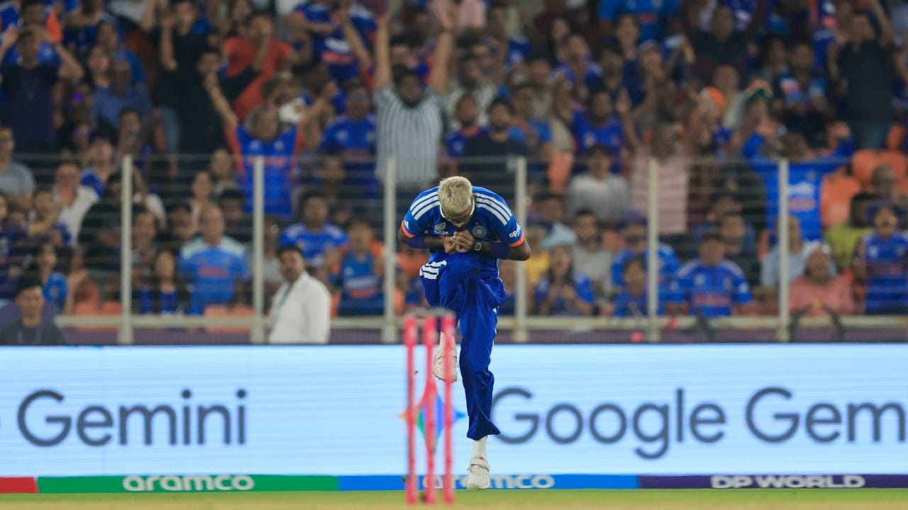 टी20 वर्ल्डकप 2024 स्पर्धेच्या अंतिम सामन्यात भारताने दक्षिण अफ्रिकेला पराभूत केलं होतं. त्यानंतर दक्षिण अफ्रिका आणि भारत आमनेसामने आले होते. यावेळी दक्षिण अफ्रिकेने पराभवाचा वचपा काढला.  टी20 वर्ल्डकप स्पर्धेचा इतिहास पाहता 2022 स्पर्धेच्या उपांत्य फेरीत भारताचा इंग्लंडविरूद्ध शेवटचा पराभव झाला होता. त्यानंतर आता पराभवाचं तोंड पाहिलं आहे. (Photo: BCCI Twitter)