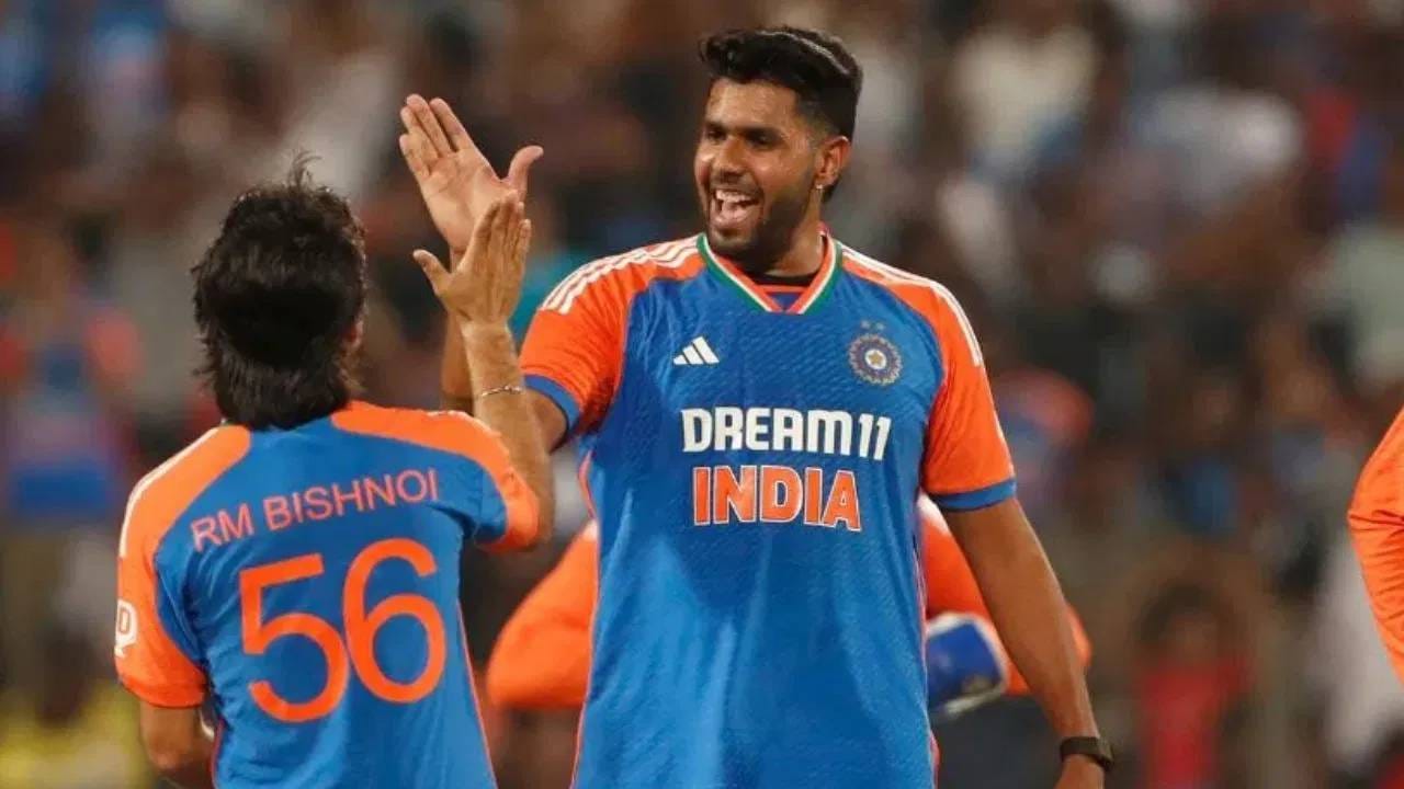 हार्षित राणा पहिल्यांदा टी20 वर्ल्डकप स्पर्धेत उतरणार आहे. या स्पर्धेत त्याच्याकडून चांगल्या कामगिरीची अपेक्षा आहे. मागच्या वर्षी जानेवारीत त्याने टीम इंडियात पदार्पण केलं होतं. 9 टी20 सामन्यात 9 विकेट घेतल्या आहेत. (Photo: Image Credit source: Surjeet Yadav/MB Media/Getty Images)