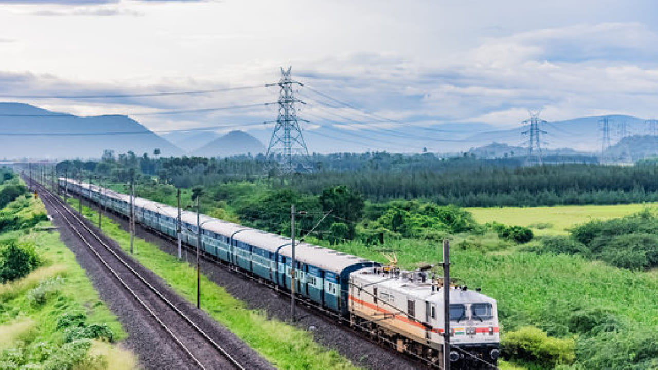 ही ट्रेन हे अंतर साधारणतः 73 तासांमध्ये म्हणजेच जवळपास चार दिवसांमध्ये पूर्ण करते. हिमसागर एक्सप्रेसचा सर्वात मोठा विशेष म्हणजे ती भारतातील 12 राज्यांतून धावते.  या दीर्घ प्रवासादरम्यान ही ट्रेन तब्बल 69 रेल्वे स्थानकांवर थांबते.