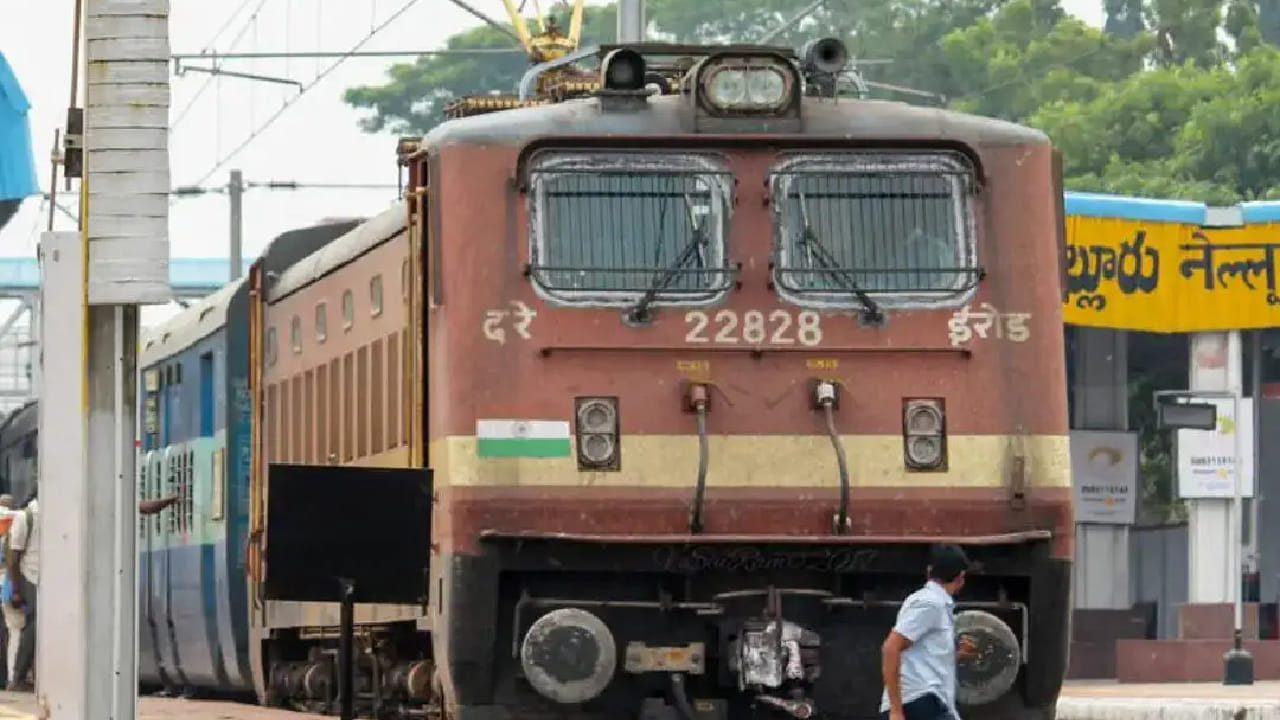 हिमसागर एक्सप्रेस ही केवळ भारतातच नव्हे तर जगातील 35व्या क्रमांकाची सर्वात लांब अंतर धावणारी ट्रेन मानली जाते. भारताच्या बाबतीत बोलायचं झालं तर ही ट्रेन तिसऱ्या क्रमांकाची सर्वात लांब पल्ल्याची रेल्वे आहे.