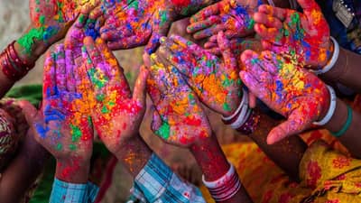 Holi 2026 : लग्नानंतरची पहिली होळी सासरी का करत नाही?