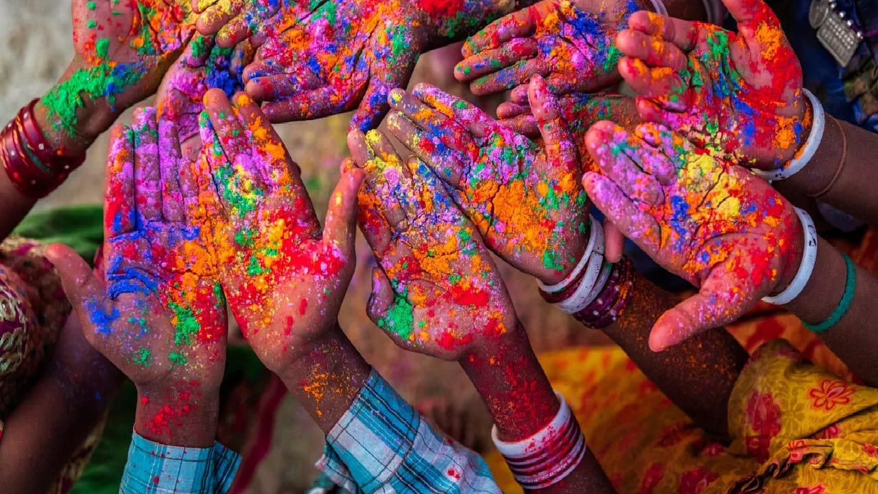 Holi 2026 : लग्नानंतरची पहिली होळी सासरी का करत नाही? Holi 2026 : लग्नानंतरची पहिली होळी सासरी का करत नाही?