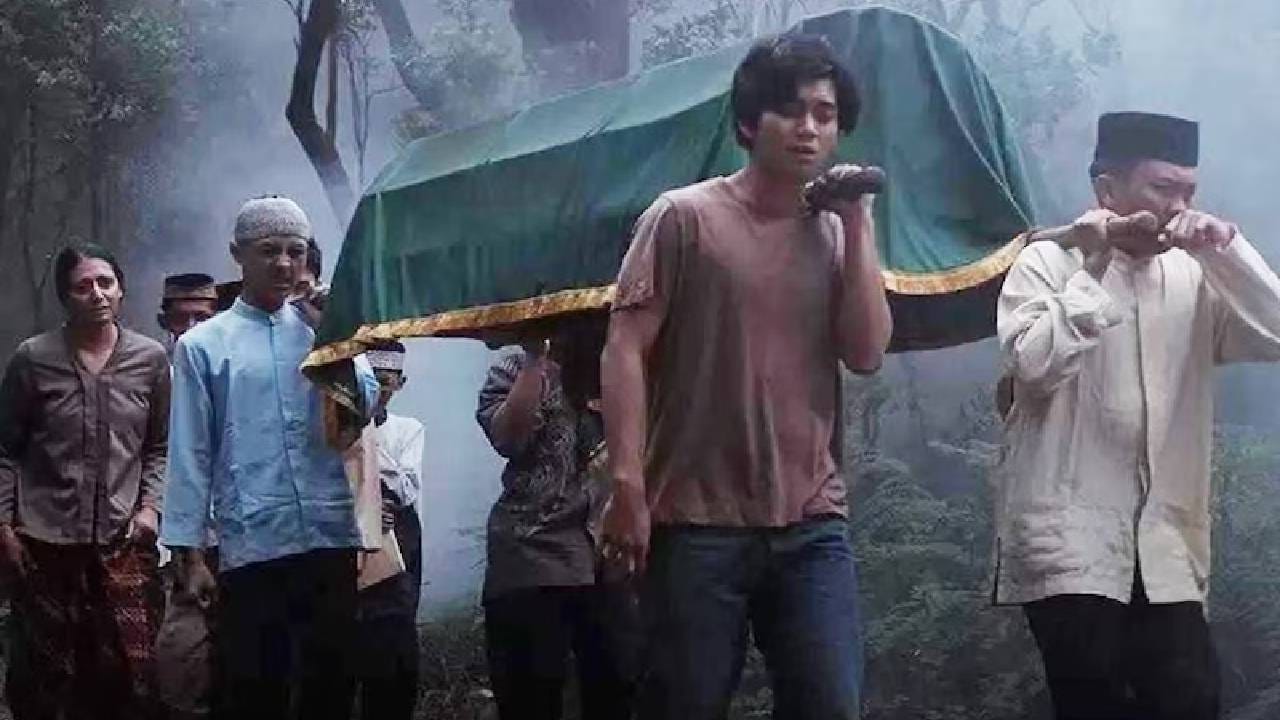 हा चित्रपट 2023 मध्ये प्रदर्शित झाला होता. हा चित्रपट पाहून अनेकांचा थरकाप उडाला होता. या चित्रपटाचे दिग्दर्शन मॉन्टी तिवा आणि डेडी कोपोला यांनी एकत्र केले आहे. कथा एका मुलाभोवती फिरते, जो आपल्या गावात परततो आणि तिथे घडणाऱ्या रहस्यमय घटनांचा सामना करतो. चित्रपटामध्ये अजील दित्तो, गिविना आणि अलीफ जोएर्ग सारखे उत्तम कलाकार दिसतात. कथेत भीतीसोबतच भयानक भूतकाळाचे रहस्य हळूहळू उघड होतात. हा एक इंडोनेशियन हॉरर सिमेमा आहे.