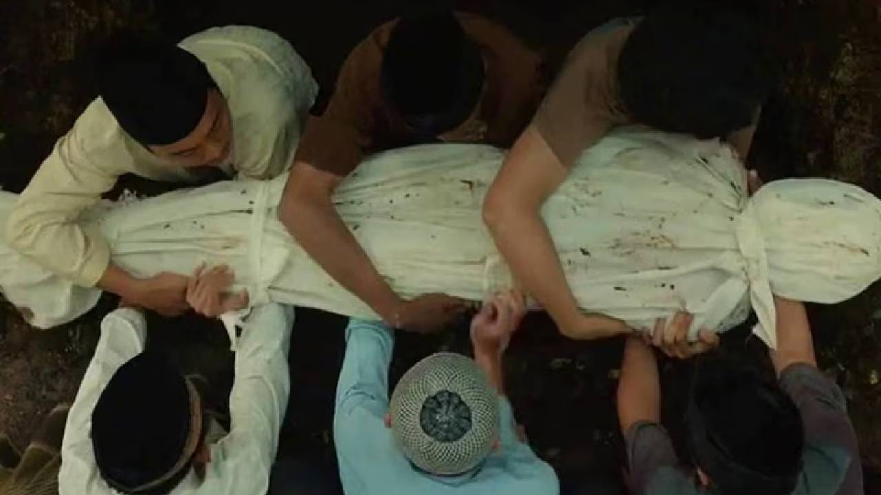 या चित्रपटाचे नाव आहे ‘हिदाया’ (Hidayah) आहे. हा चित्रपट १२ जानेवारी २०२३ रोजी रिलीज झाला होता. चित्रपटाच्या कथेत गावाचे वातावरण इतके भयावह दाखवले आहे, की तुमची रात्रीची झोप उडेल. गावात घडणाऱ्या विचित्र घटनांची जबाबदारी रत्ना नावाच्या मुलीवर टाकली जाते. तिची स्थिती आणखी बिकट होत जाते आणि मृत्यूनंतरही तिची सावली गावावर पडत राहते. बहरी सत्य जाणून घेण्याचा प्रयत्न करतो, पण प्रत्येक पावलावर नवीन रहस्य समोर येते.