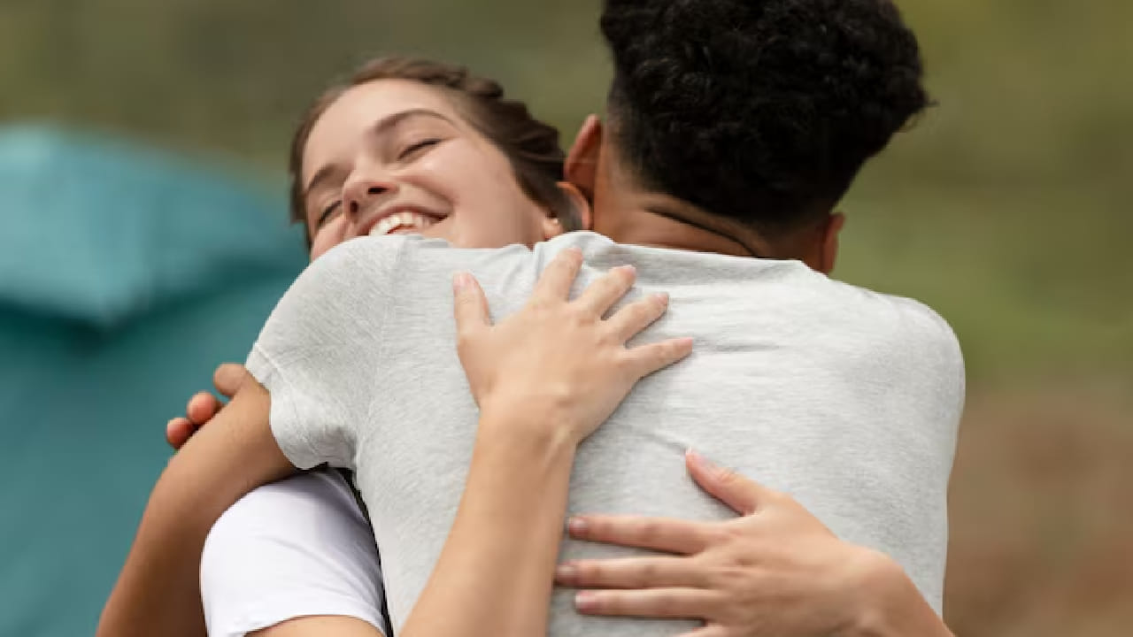 लग जा गले के फिर ये हसीन रात हो न हो, शायद फिर इस जनम में मुलाकात हो न हो…Happy Hug Day