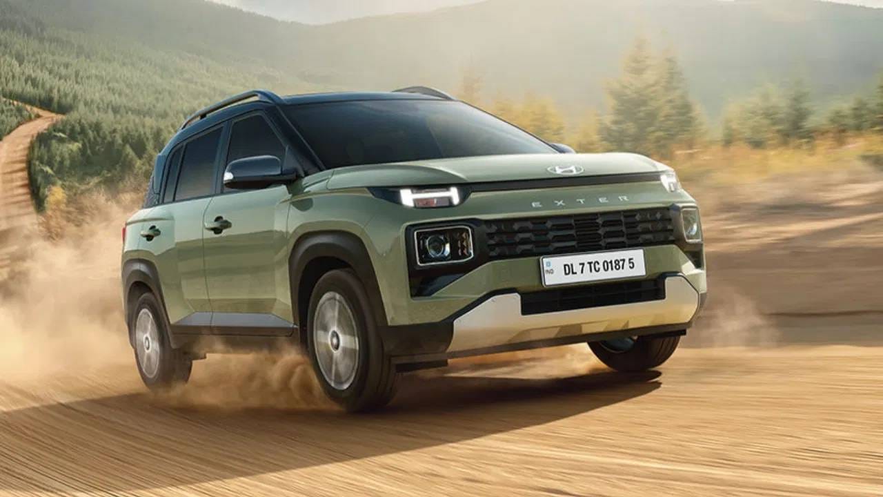 Hyundai Exter Discount : कंपनीच्या अर्फोडेबल एसयूवी वर 33 हजार रुपयापर्यंतचा फायदा दिला जातोय. या गाडीची टक्कर टाटा पंच आणि निसान मॅग्नाइट सारख्या मॉडल्ससोबत आहे. या एसयूवीची किंमत 5,68,033 रुपयापासून (एक्स शोरूम) सुरु होते. (फोटो- हुंडई)