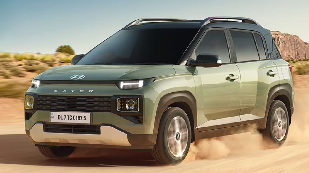 हुंडई एक्सटर ही मायक्रो-SUV असली तरी तिचा बॉक्सी डिझाइन आणि H शेप LED सिग्नेचर लाइट्स खूप वेगळेपण देतात. फ्रंट लुक, रूफ रेल्स आणि शार्प कट्समुळे ही कार अधिक उंच आणि प्रीमियम दिसते. 