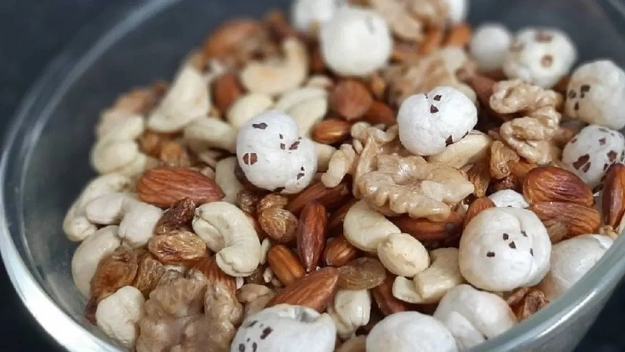 व्यापार संतुलन: या द्विपक्षीय व्यापारात अफगाणिस्तानचे पारडे जड राहिले आहे. 2024 मध्ये अफगाणिस्तानला भारतासोबतच्या व्यापारात 331.368 दशलक्ष डॉलरचा सरप्लस (नफा) मिळाला आहे.