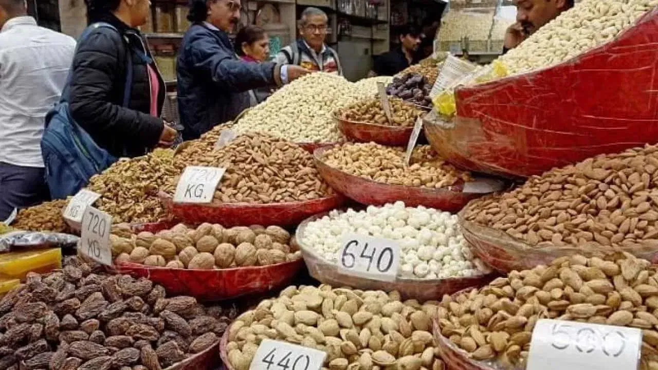 किमतींवर परिणाम: जरी प्रमुख व्यापारी मार्ग सुरक्षित असले, तरी युद्धजन्य परिस्थितीमुळे पुरवठा साखळीत काही प्रमाणात अडथळे येऊ शकतात. यामुळे सुका मेवा आणि हिंग यांसारख्या पदार्थांच्या किमती वाढण्याची किंवा त्यांच्या उपलब्धतेवर दबाव निर्माण होण्याची शक्यता नाकारता येत नाही.