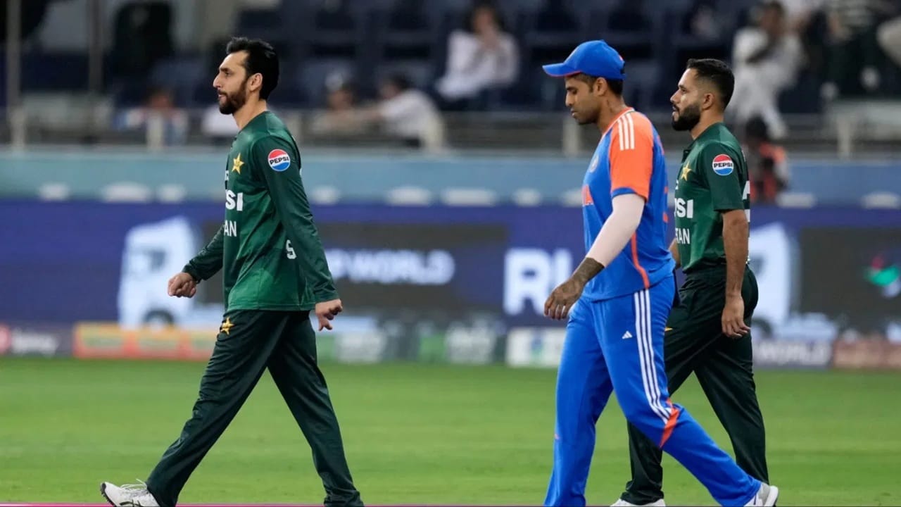 आयसीसीने प्रसिद्धीपत्रकाद्वारे 9 फेब्रुवारीला रात्री उशिराने पाकिस्तान टीम इंडिया विरुद्ध खेळणार असल्याचं  जाहीर केलं. अशात आता भारत-कोलंबो विमान प्रवासाच्या तिकीटांच्या दरात  तब्बल चौपट वाढ झाली आहे. इंडियन एक्सप्रेसच्या वृत्तानुसार, मुंबई ते कोलंबो विमान प्रवासाच्या तिकीटाच्या दरात 10 हजार रुपयांनी वाढ झाली आहे. त्यामुळे आता 60 हजार रुपये मोजावे लागणार आहेत. (Photo Credit : Getty/PTI)