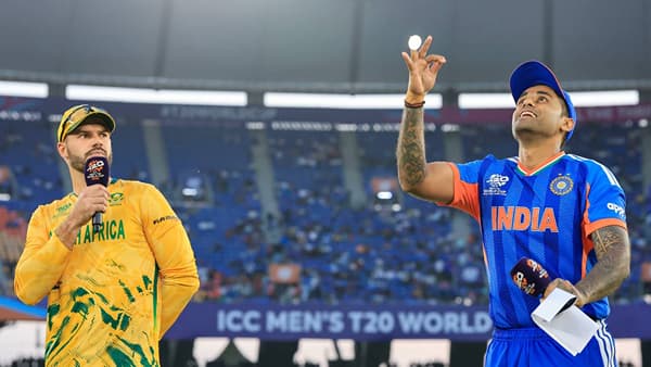 टी20 वर्ल्डकप स्पर्धेच्या सुपर 8 फेरीत भारत आणि दक्षिण अफ्रिका आमनेसामने आले होते. या सामन्यात दक्षिण अफ्रिकेने विजयासाठी 187 धावांचं आव्हान ठेवलं होतं. पण भारतीय संघ 111 धावा करू शकला. भारताने हा सामना 76 धावांनी गमावला. त्यामुळे नेट रनरेट हा -3.800 झाला आहे. आता उपांत्य फेरीत जागा मिळवण्यासाठी खूपच मेहनत घ्यावी लागणार आहे. (Photo: BCCI Twitter)