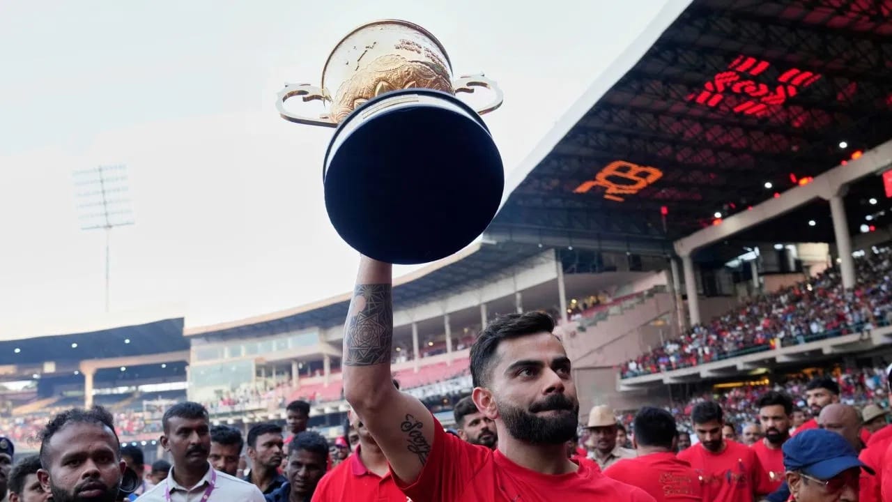 मंत्रिमंडळाने कुन्हा समितीच्या रिपोर्टमधील काही अटी-शर्थींसह सहमती दर्शवल्याचं मंत्री रामलिंग रेड्डी यांनी सांगितलं. त्यामुळे आता आरसीबीला त्या अटी-शर्थी मान्य असल्यास चिन्नास्वामी स्टेडियममध्ये सामने खेळवण्यात येऊ शकतात. इतकंच नाही तर ओपनिंग सेरेमनीचं (रंगारंग कार्यक्रम) आयोजन केलं जाऊ शकतं.  (Photo Credit : PTI)