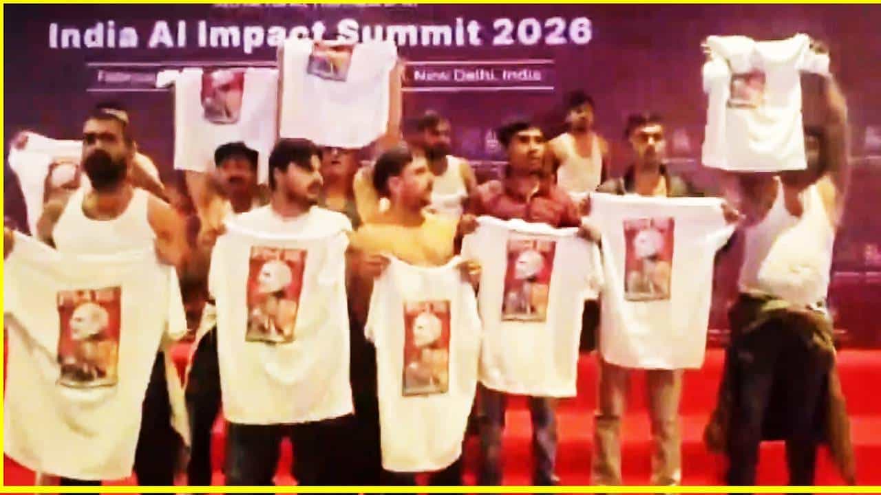टी शर्ट काढले, तुफान नारेबाजी, AI Summit मध्ये युथ काँग्रेसचा मोठा गोंधळ, Video ने खळबळ