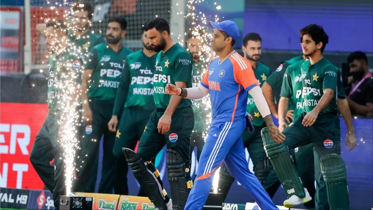 केकेआरने आयपीएलच्या आगामी 19 व्या मोसमातून बांगलादेशच्या मुस्तफिजूर रहमान याला वगळल्यांनतर या प्रकरणाला तोंड फुटलं होतं. बांगलादेशने सुरक्षेचं कारण पुढे करत त्यांचे टी 20i वर्ल्ड कप स्पर्धेतील सामने भारताऐवजी श्रीलंकेत खेळवण्यात यावेत, बीसीबीकडून अशी मागणी आयसीसीकडे करण्यात आली होती. मात्र आयसीसीने ही मागणी फेटाळली. त्यानंतर बांगलादेशने या स्पर्धेतून माघार घेतली होती. बांगलादेशच्या समर्थनासाठी पाकिस्तानने टीम इंडिया विरुद्ध न खेळण्याचा निर्णय तेव्हा पाकिस्तानने घेतला होता. मात्र काहीच दिवसात पाकिस्तानची अक्कल ठिकाण्यावर आली. (Photo Credit : Getty/PTI)