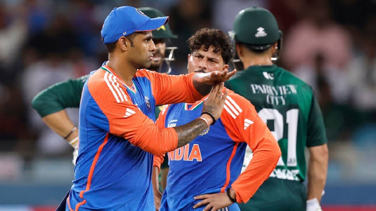 टी20 वर्ल्डकप स्पर्धेत नवा विजेता मिळतो की गतविजेता भारतच जेतेपदावर नाव कोरतो हे पाहणं औत्सुक्याचं ठरेल. भारताचा पहिला सामना अमेरिकेशी होणार आहे. या सामन्यात भारताचं पारडं जड दिसत आहे. असं असताना टी20 वर्ल्डकप स्पर्धेच्या इतिहासात सर्वाधिक सामने जिंकणारा संघ कोणता? असा प्रश्न क्रीडाप्रेमींना पडला आहे. चला तर त्याचं उत्तर जाणून घेऊयात. (Photo: Asian Cricket)